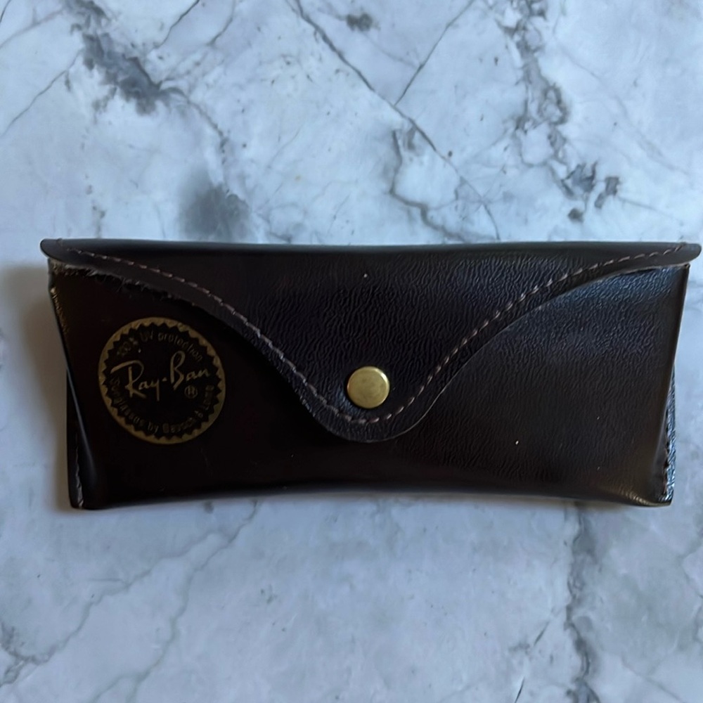 Ray Ban case. Brown.